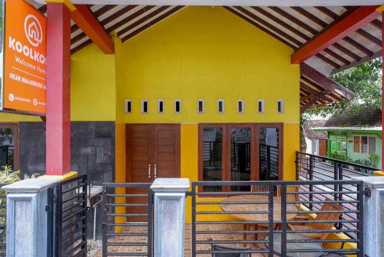 Auberge de jeunesse Koolkost Syariah Near Malioboro Area à Yogyakarta Extérieur photo