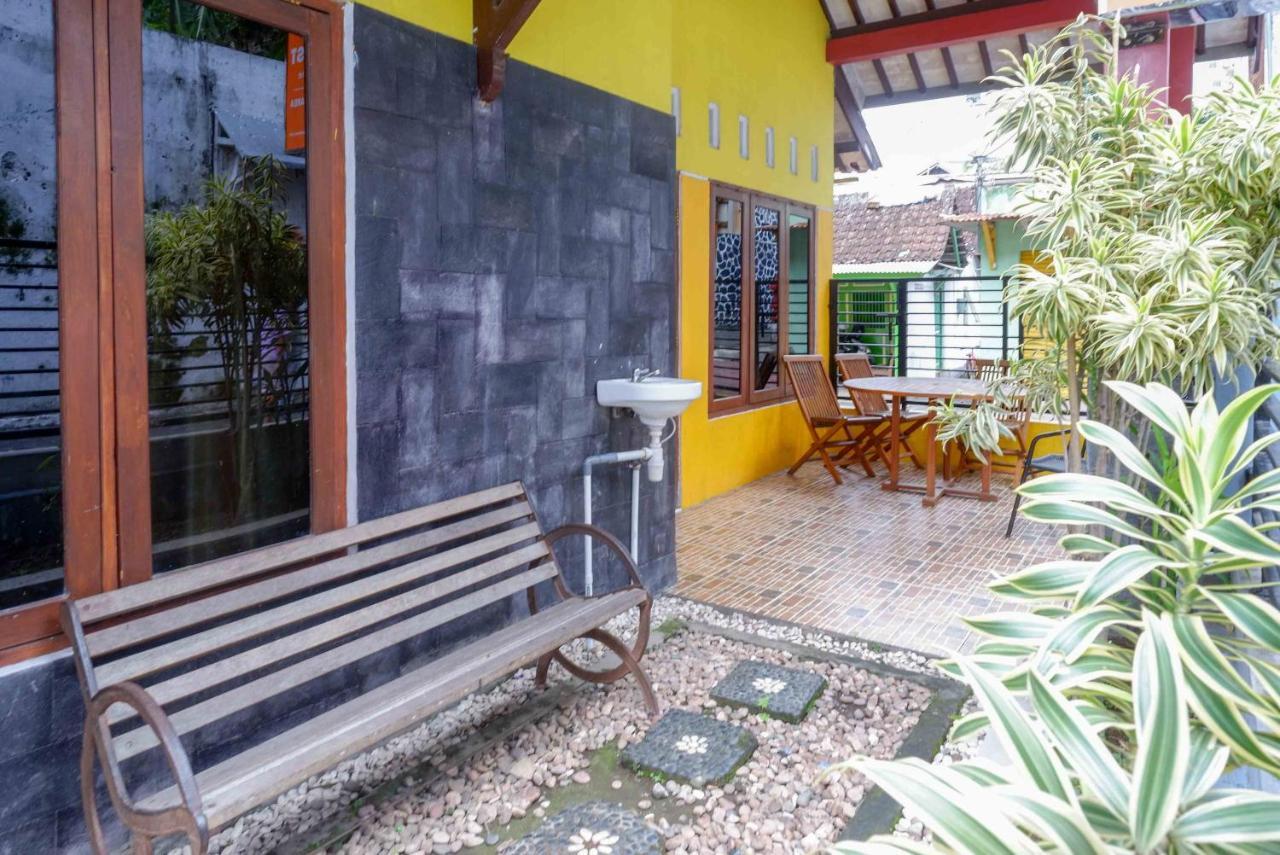Auberge de jeunesse Koolkost Syariah Near Malioboro Area à Yogyakarta Extérieur photo
