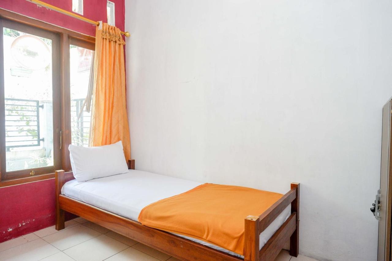 Auberge de jeunesse Koolkost Syariah Near Malioboro Area à Yogyakarta Extérieur photo