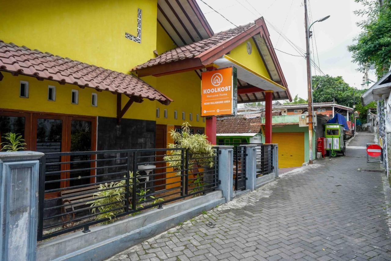 Auberge de jeunesse Koolkost Syariah Near Malioboro Area à Yogyakarta Extérieur photo