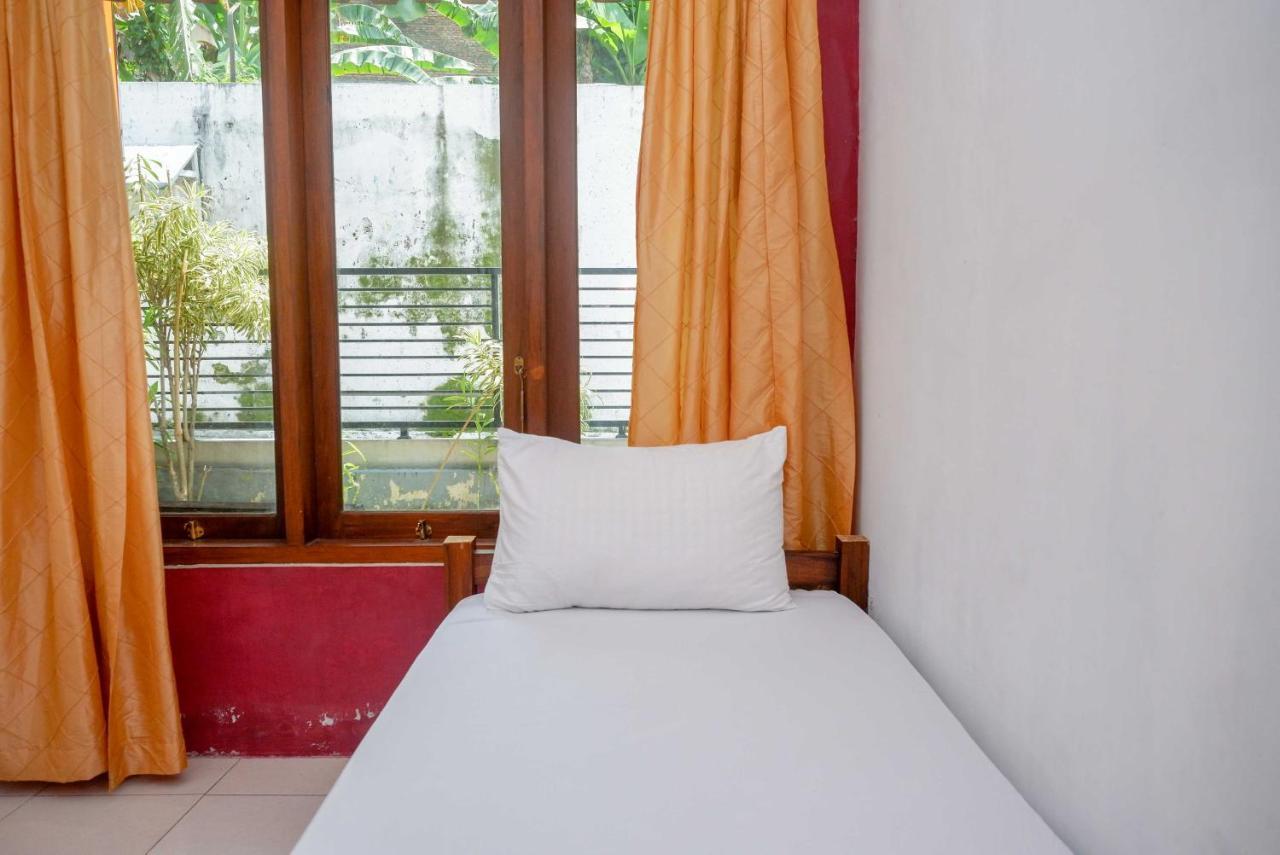 Auberge de jeunesse Koolkost Syariah Near Malioboro Area à Yogyakarta Extérieur photo