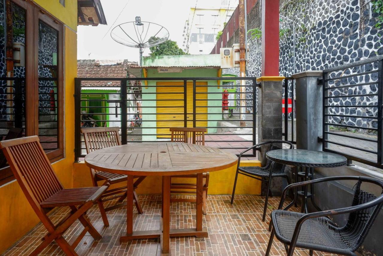 Auberge de jeunesse Koolkost Syariah Near Malioboro Area à Yogyakarta Extérieur photo