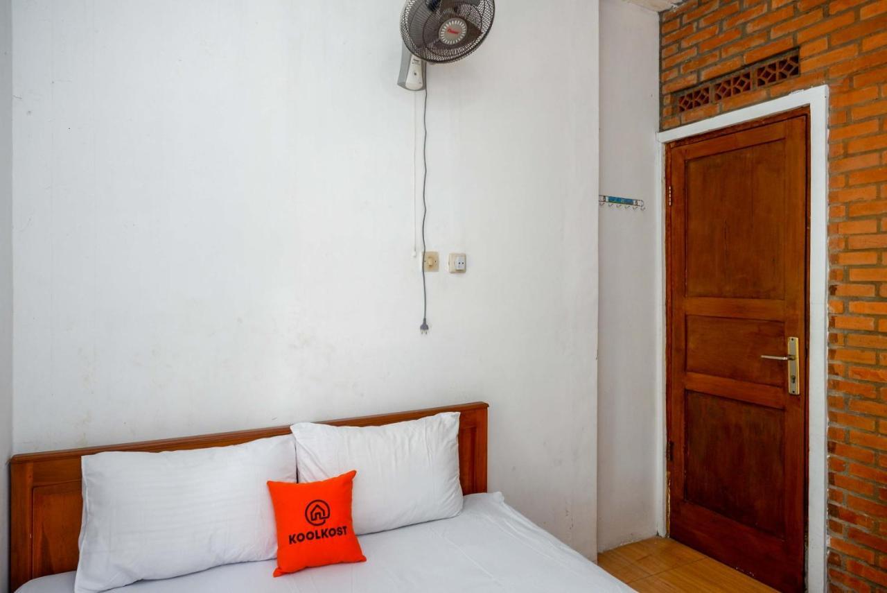 Auberge de jeunesse Koolkost Syariah Near Malioboro Area à Yogyakarta Extérieur photo
