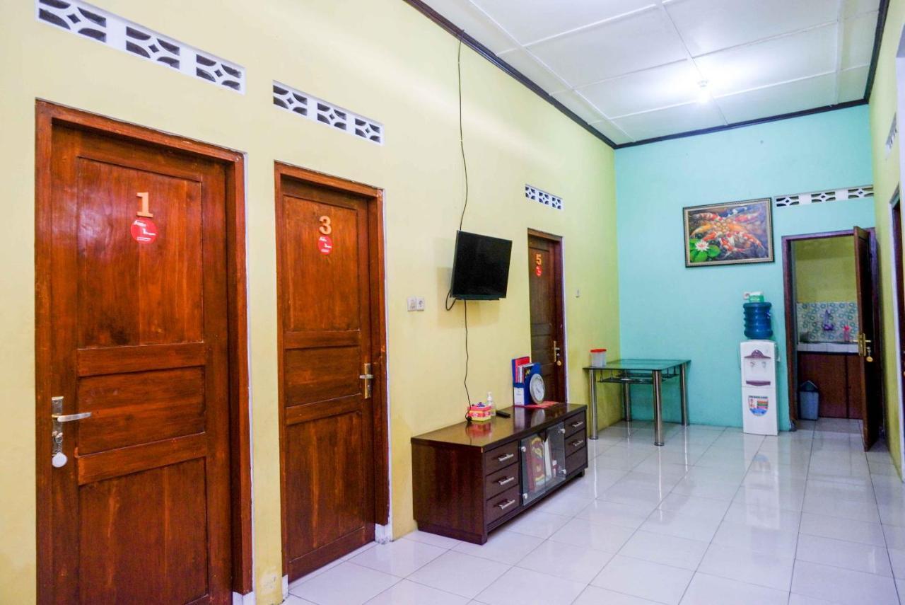 Auberge de jeunesse Koolkost Syariah Near Malioboro Area à Yogyakarta Extérieur photo