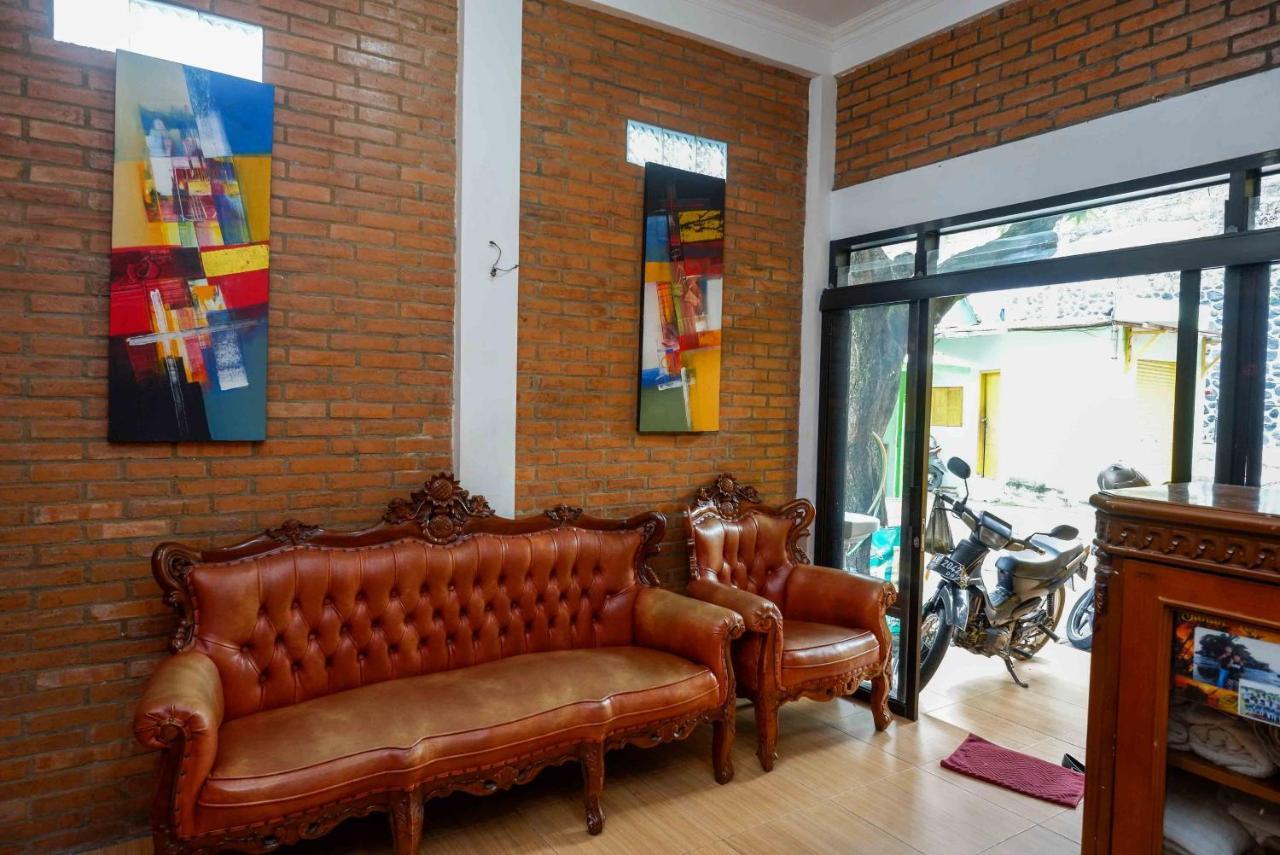 Auberge de jeunesse Koolkost Syariah Near Malioboro Area à Yogyakarta Extérieur photo