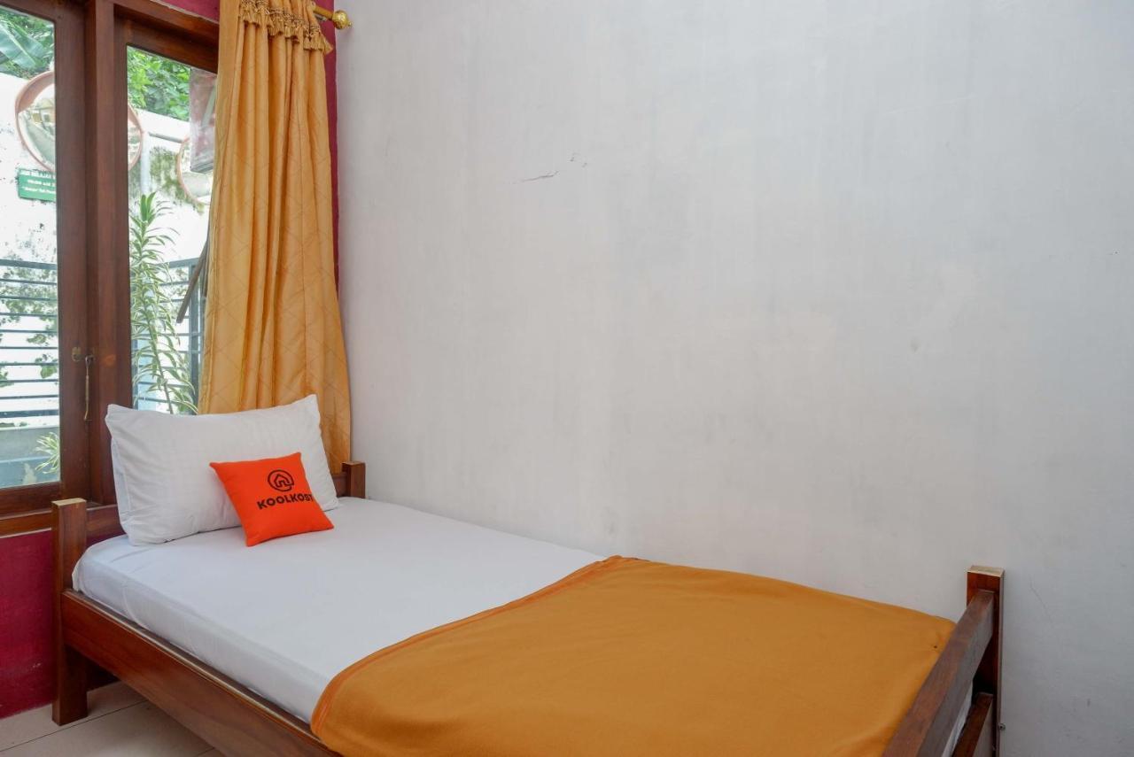Auberge de jeunesse Koolkost Syariah Near Malioboro Area à Yogyakarta Extérieur photo